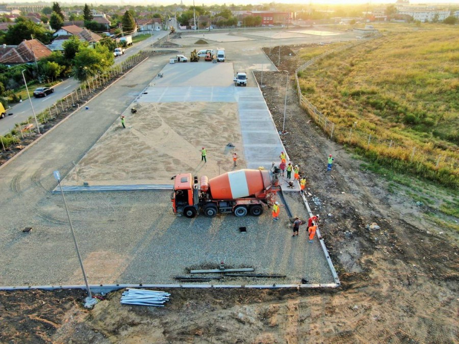 Piaţa de lemne de pe Strada Poetului prinde contur