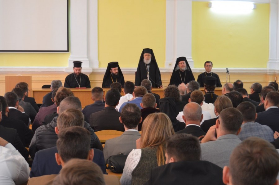 Școlile teologice din Arad și Caransebeș se reunesc; trei ierarhi, la deschiderea anului universitar la Facultatea de Teologie din Arad