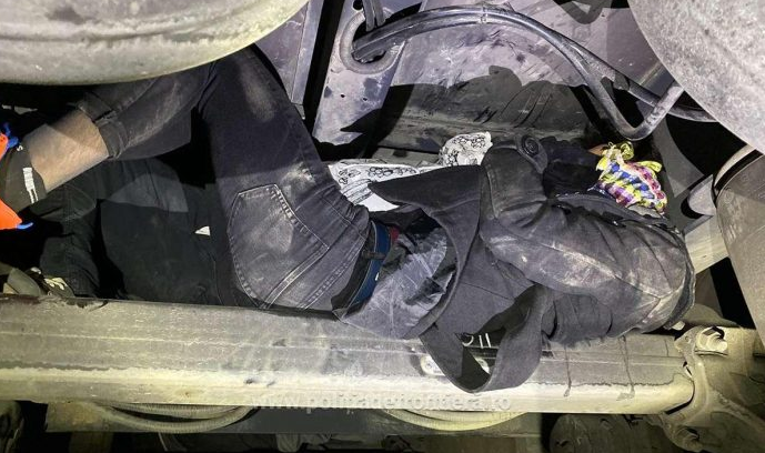 Ascunși sub semiremorca unui camion și prin portbagaje, au încercat să plece din România