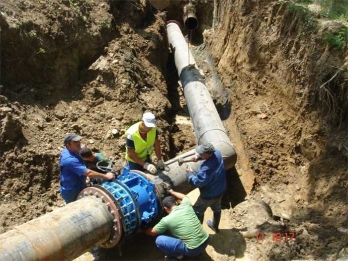 Continuă lucrările la reţeaua de apă de pe Calea Radnei