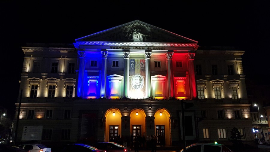 (FOTO) Fațada Teatrului Clasic ”Ioan Slavici”, iluminată în culorile drapelului național al României