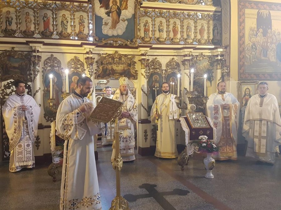 Rugăciunea, dialog și ascultare între om și Dumnezeu. Liturghie Arhierească în Parohia Covăsânț