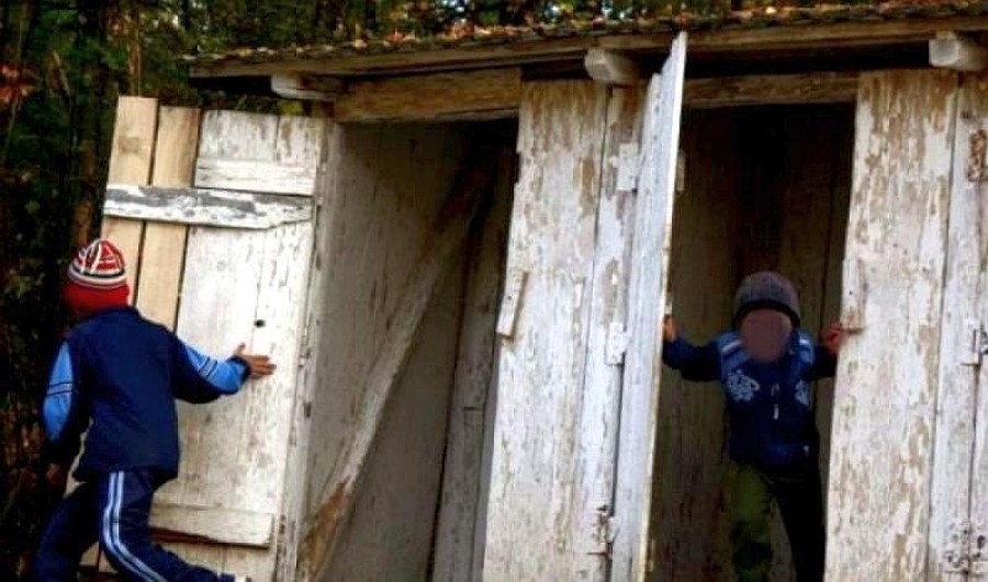 Peste o treime dintre copiii din România trăiesc în locuinţe fără toaletă în interior