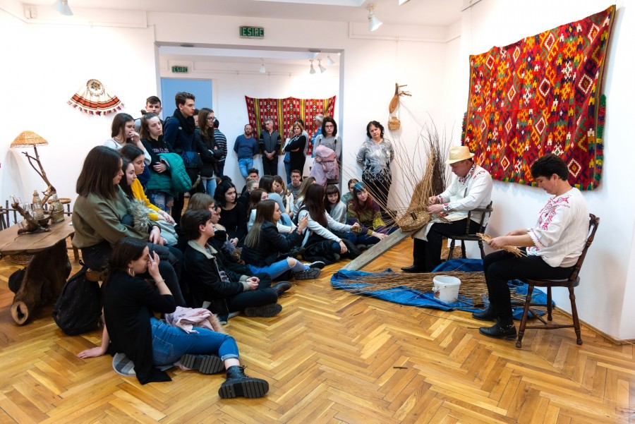 Expoziție etnografică și Ateliere de împletit nuiele la Complexul Muzeal Arad