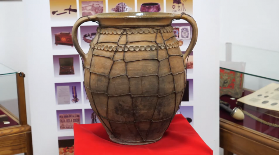 Oală de sarmale provenită din Birchiș, exponatul lunii martie la Complexul Muzeal Arad
