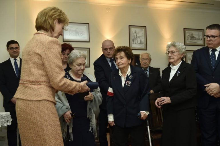 Trei veterane ale Insurecţiei din Varşovia, decorate de Custodele Coroanei Române