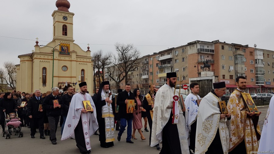 (FOTO) Duminica Ortodoxiei - Ziua fiecărui creștin ortodox. Liturghie Arhierească și Procesiune cu icoane în Parohia Ineu