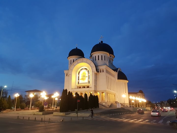 BOR: Slujbele religioase se vor oficia doar în aer liber, cu participarea a maximum 100 de persoane