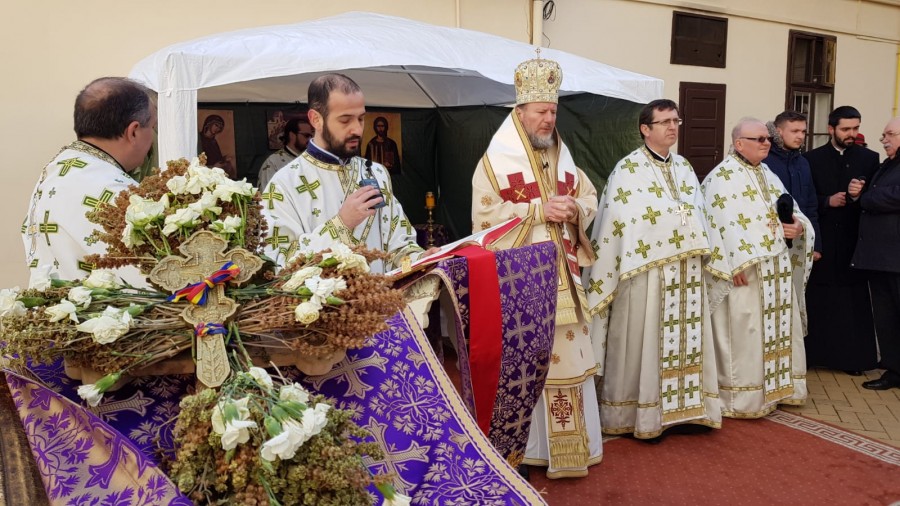 (FOTO) Duminica Sfintei Cruci. Asumarea Crucii - sensul vieții noastre