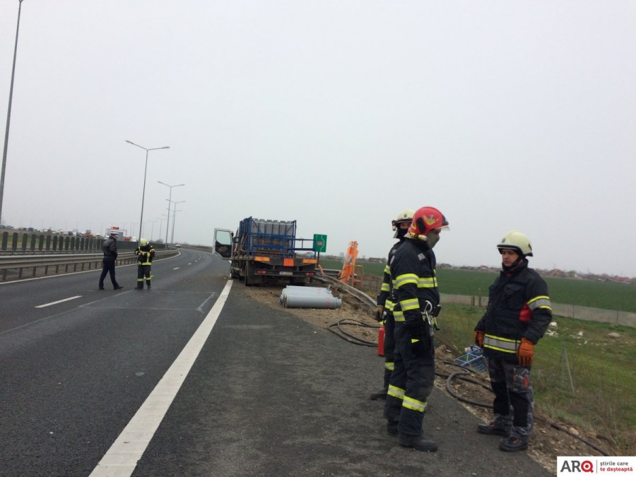 Autostrada spre Nădlac blocată în urma unui accident în care este implicat un camion încărcat cu butelii de propan (FOTO-VIDEO) / UPDATE: Circulația s-a reluat pe un sens, dar șoferul a murit
