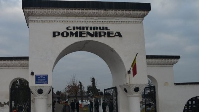 Înmormântări cu doar opt participanți și fără coroane