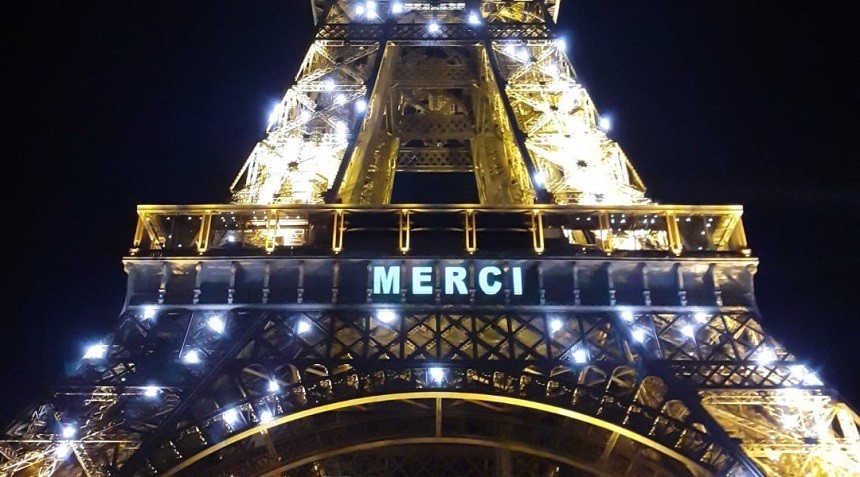 Turnul Eiffel omagiază în fiecare seară persoanele care luptă împotriva pandemiei de coronavirus