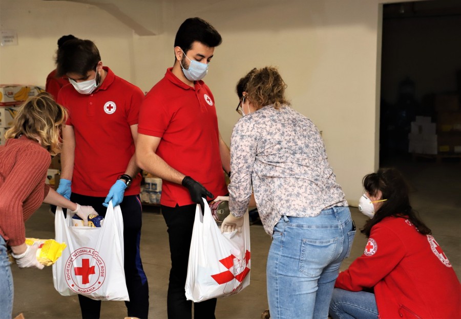 Pachete cu alimente greu perisabile împărțite de Crucea Roșie Română solicitanților de azil și refugiaților
