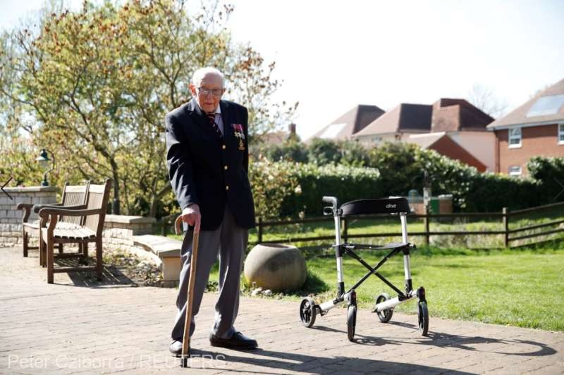 Cum a reușit un veteran de război din Marea Britanie să strângă 12 milioane de lire în beneficiul personalului sanitar