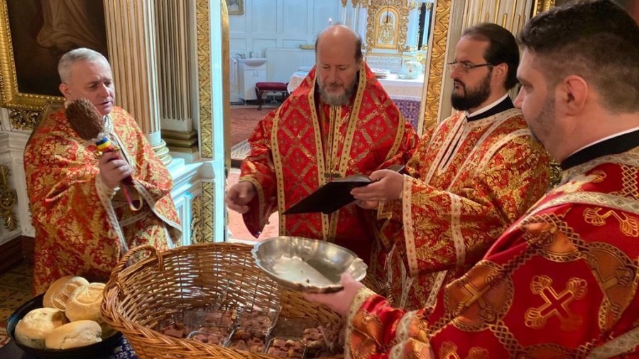 Liturghie Arhierească în Joia Patimilor, la Catedrala Veche. Paștile au fost sfințite și vor fi împărțite credincioșilor de voluntari