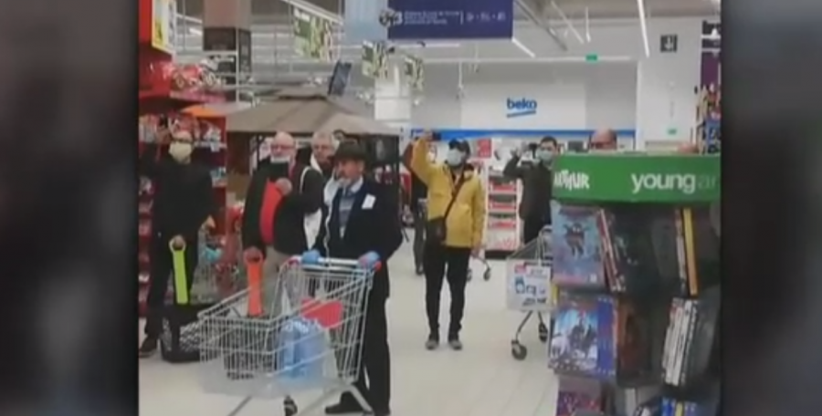 Imaginile zilei vin dintr-un supermarket din Piatra Neamț. Clienții s-au oprit din cumpărături și au cântat ”HRISTOS A ÎNVIAT!”