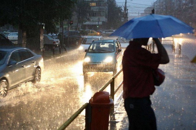 Alertă de vreme rea în toată țara: descărcări electrice, intensificări ale vântului, vijelii și căderi de grindină