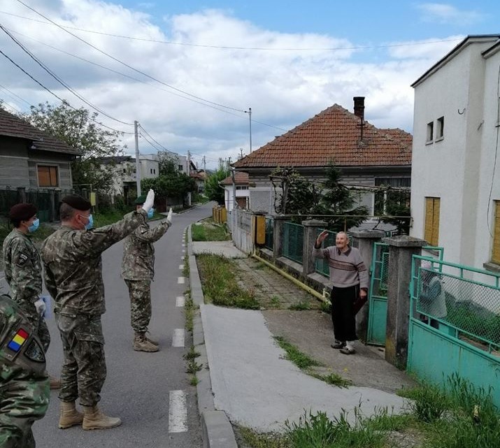 (FOTO) Veteranii și văduvele de război din Arad și alte județe, vizitați de reprezentanții Ministerului Apărării Naționale