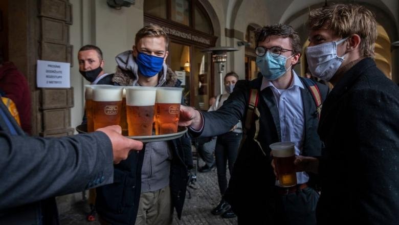 Cehii au sărbătorit cu bere relaxarea măsurilor