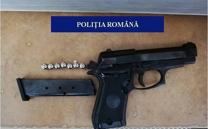 Un argeşean a încergat să vândă o armă la negru în Arad