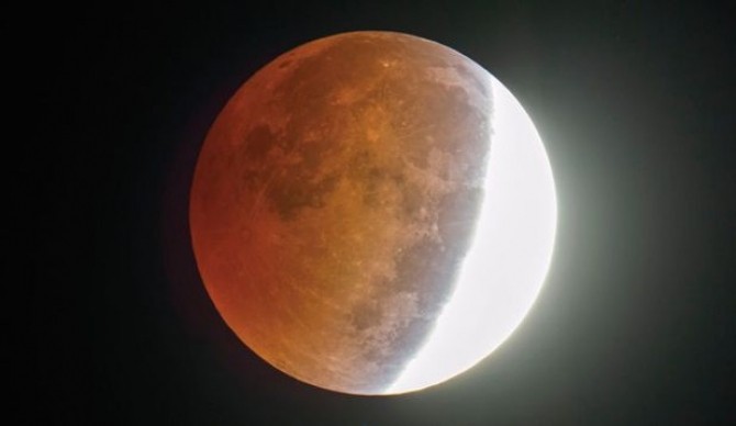 Eclipsa de Lună prin penumbră, vizibilă din România astăzi