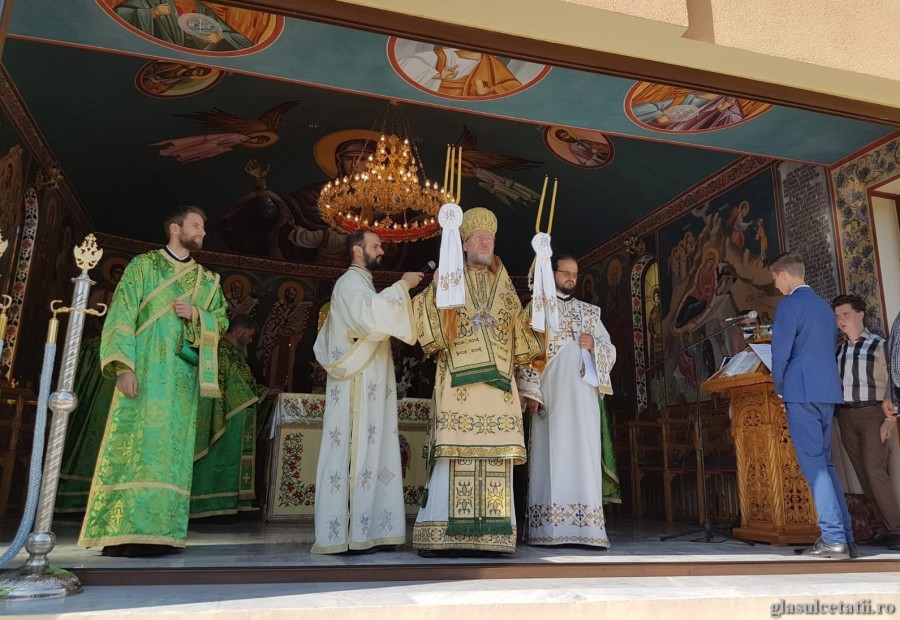 PS Emilian Crișanul, la Mănăstirea Feredeu: ”Sfântul Duh este Dătătorul de viață într-o lume adeseori îndreptată spre moarte”