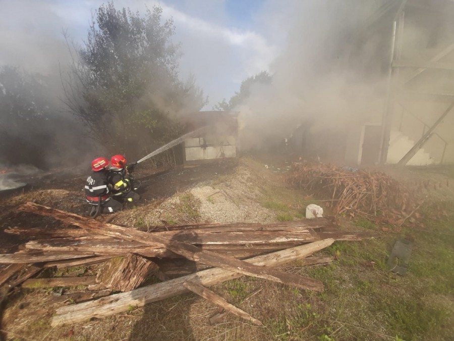 În ultimele 48 de ore subunitățile ISU Arad au intervenit pentru stingerea unui număr de trei incendii, o asanare muniție si evacuarea apei din patru curți.