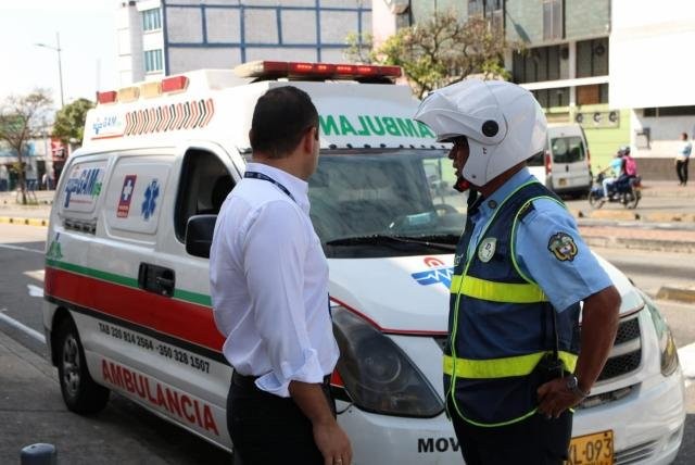 Ambulanţă care se afla în misiune, cu un pacient înăuntru, oprită de poliţişti; vezi ce au găsit agenţii