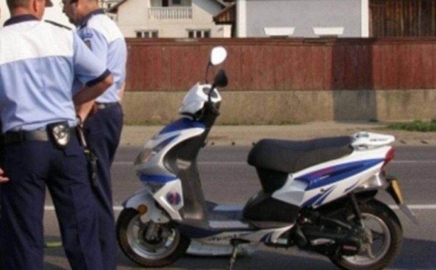 Prins de poliţişti în timp ce conducea un moped şi fără a avea permis