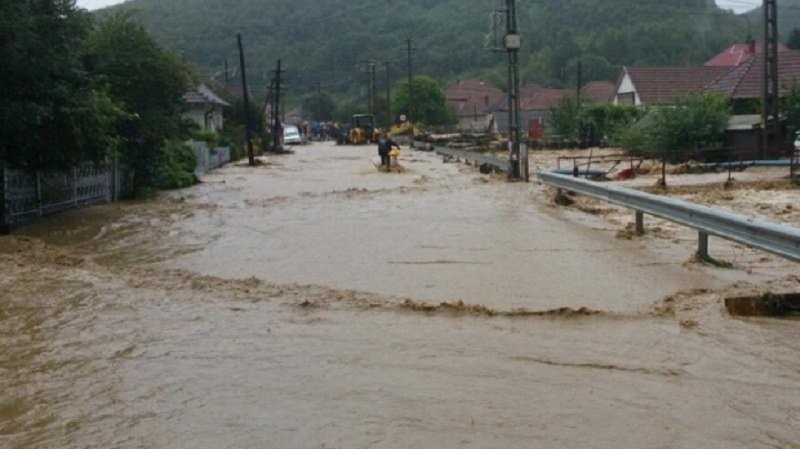 Gospodării din 160 de localităţi afectate de inundaţii. Trei oameni au murit, o fetiţă a fost luată de viitură