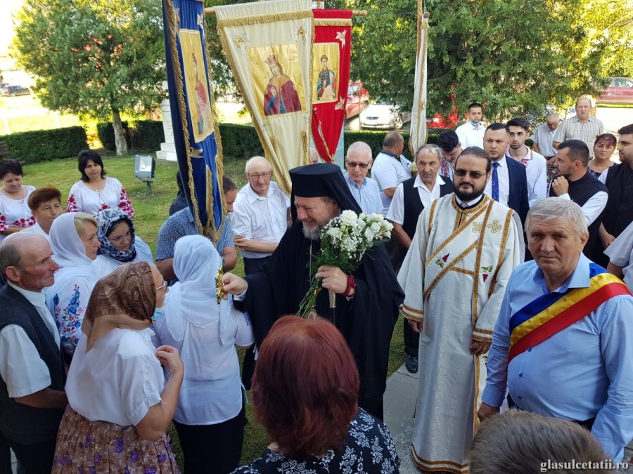 ”Cuvântul poate vindeca sufletește sau poate răni, să îl folosim cu responsabilitate!” – PS Emilian Crișanul, la resfințirea bisericii din Șepreuș