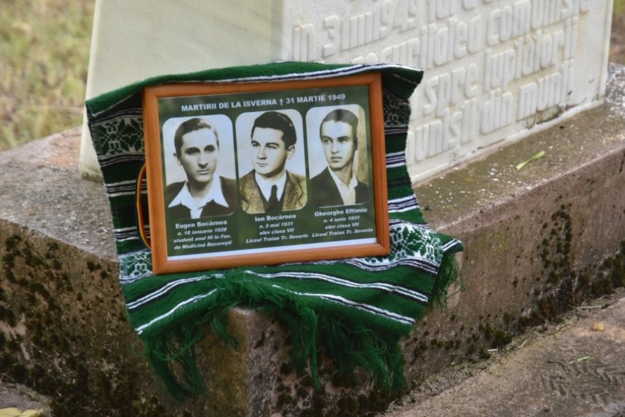 Cei trei tineri uciși de comuniști în Munții Isvernei, comemorați la 71 de ani de la tragicul eveniment