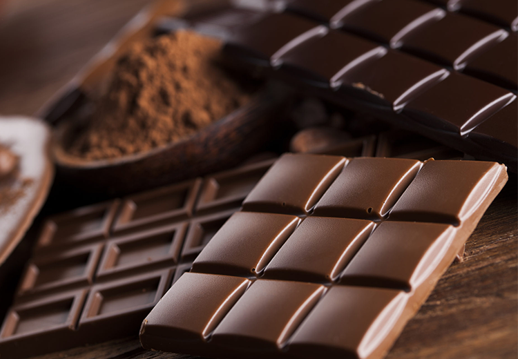 Denumirea de “ciocolata” doar daca conține minimum 35 % substanță solidă uscată totală