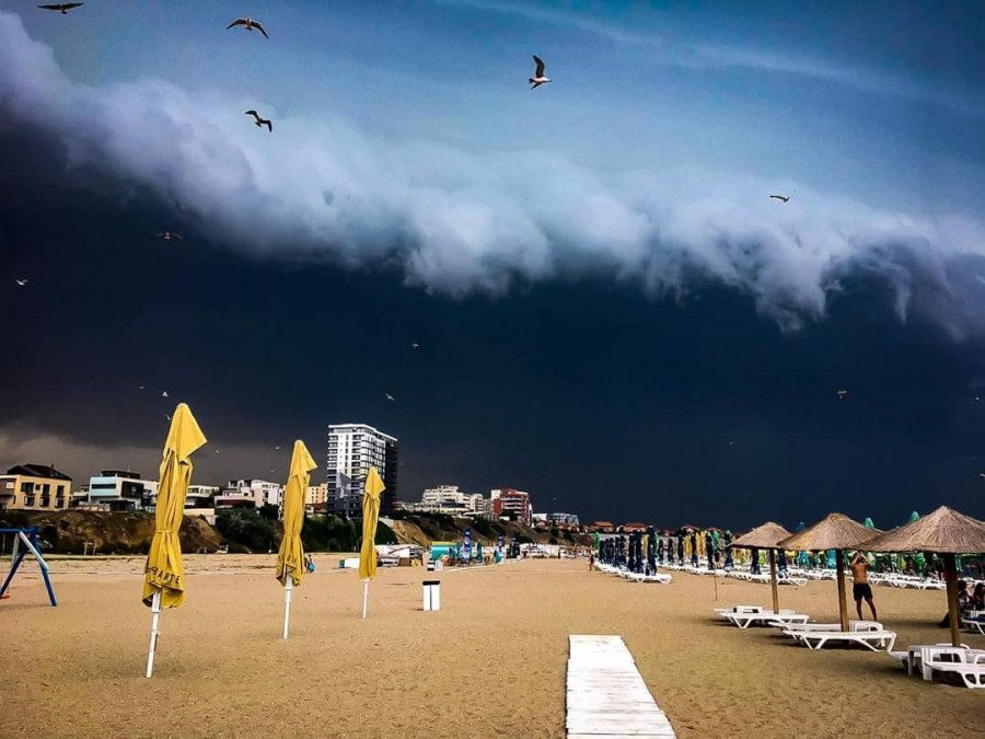 Imagini spectaculoase din timpul furtunii de ieri din Constanța. Norul Shelf a acoperit cerul în staţiunea Mamaia