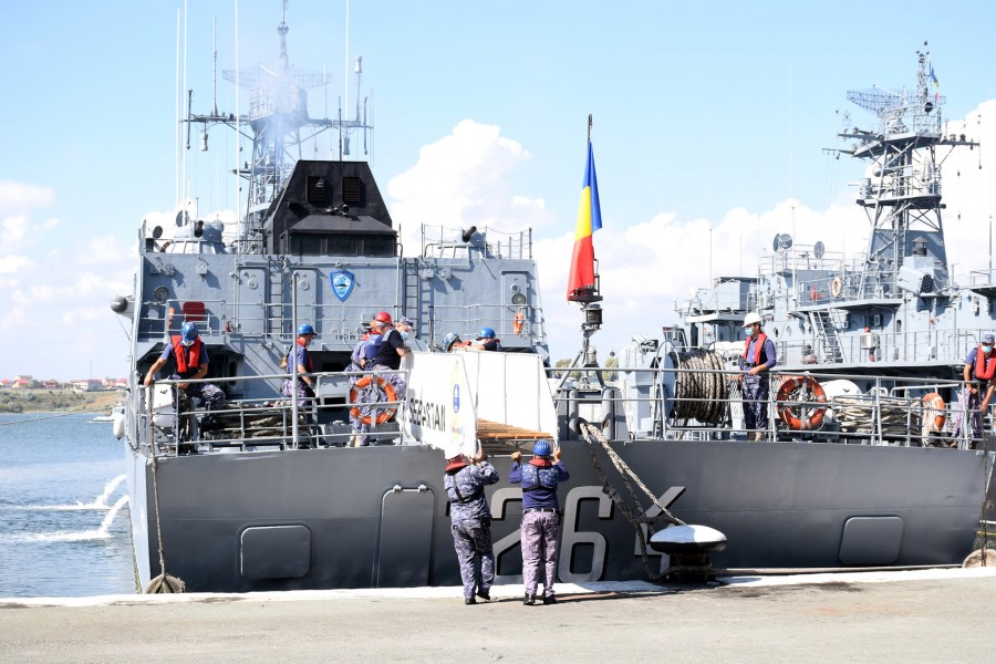 Două nave militare româneşti participă la exerciţiul multinaţional "Sea Breeze 20" în Marea Neagră