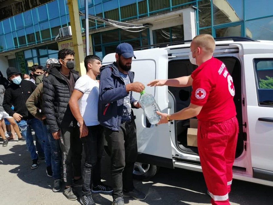 Voluntarii de la Crucea Roșie și ISU Arad și-au unit forțele pentru a ajuta 40 de persoane aflate în dificultate în Vama Turnu