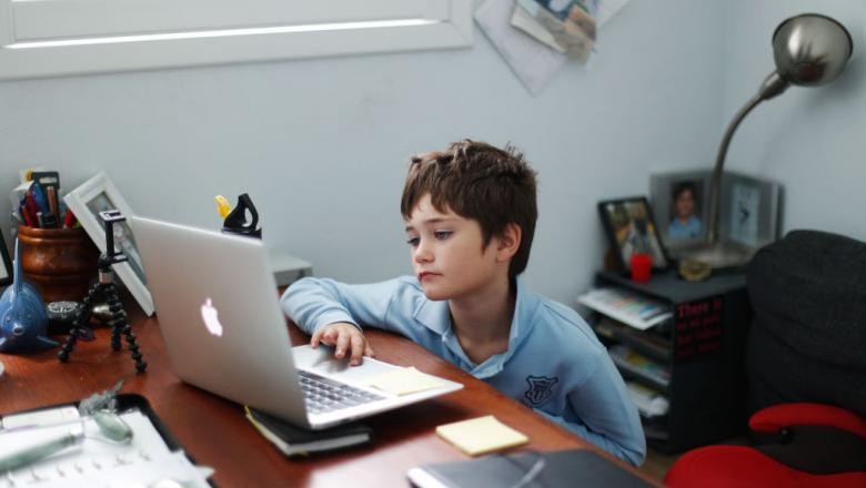 Academia Română: Educaţia online este o formă complementară educaţiei directe, în sala de clasă
