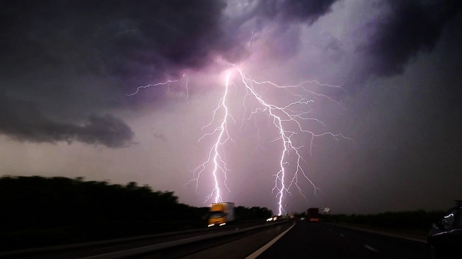 Avertizare meteo: ploi, descărcări electrice, vijelii și grindină, în aproape toată țara