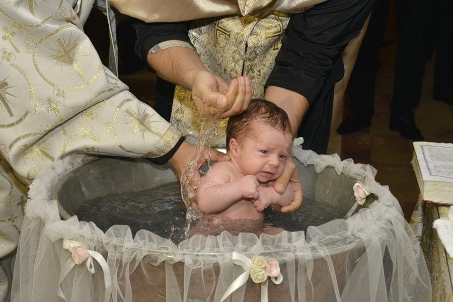 Nunțile și botezurile se pot oficia la biserică în prezența a cel mult 16 persoane. Mesele festive, interzise în toată țara
