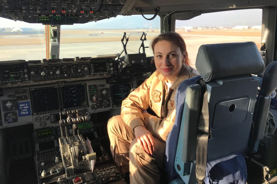 Simona Maierean, prima femeie din Europa pilot comandant de aeronavă din Grupul de Transport Aerian Strategic al SAC, în misiunile de sprijin anti-COVID