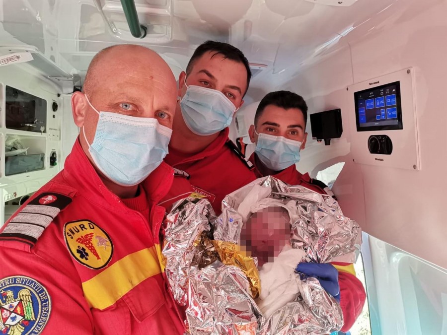 Totul e bine când se termină cu bine! Trei salvatori ISU au ajutat o tânără mămică să nască în ambulanță