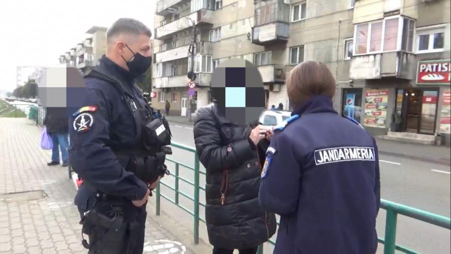 La noi, în Arad. O femeie confirmată cu COVID-19, prinsă în stația de tramvai de la Podgoria fără mască de protecție