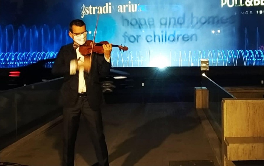 Violonistul Alexandru Tomescu a cântat live, în aer liber, de Ziua Mondială a Copiilor Orfani