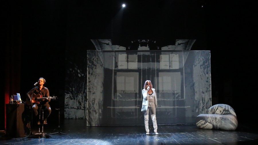 ”Carmen Vlaga vorbește cu tine”, prima producție teatrală arădeană care debutează cu un gong... virtual