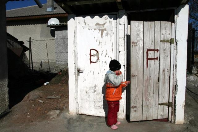 România, pe ultimul loc în UE privind locuințele cu toaleta în interior