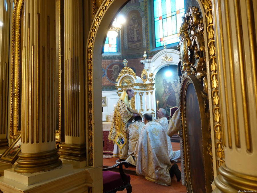 ÎN IMAGINI - Liturghie Arhierească și hirotonie întru diacon și preot la Catedrala Veche din Arad