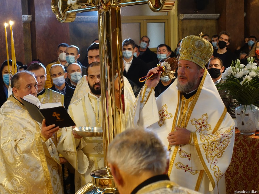 Crăciun 2020, ÎN IMAGINI – Liturghie Arhierească, sfințire de Cruce și hirotonii întru preot și diacon, la Catedrala Veche din Arad
