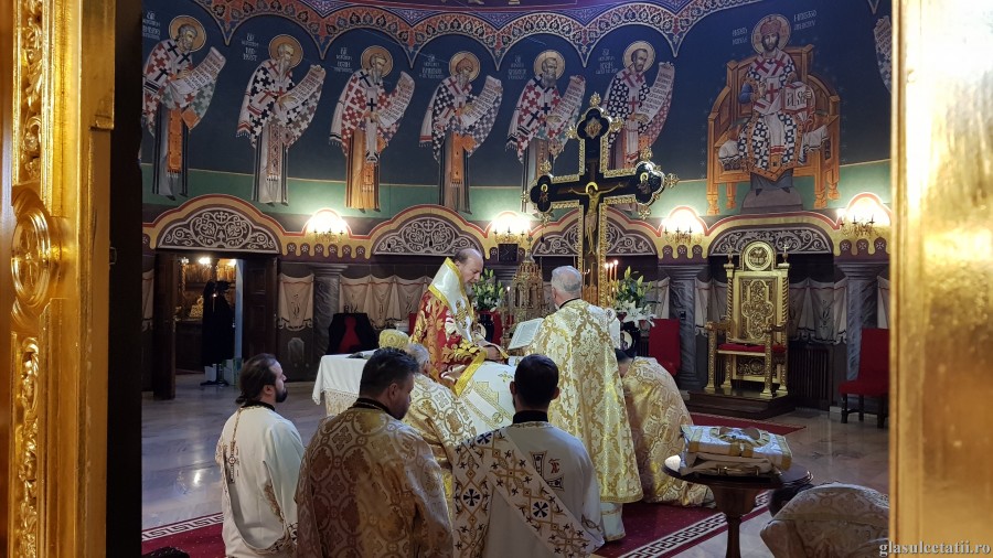 ÎN IMAGINI – Liturghie Arhierească și hirotonie întru preot, a doua zi de Crăciun, la Catedrala Arhiepiscopală din Arad