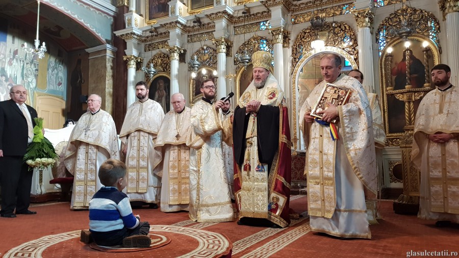 ÎN IMAGINI – Liturghie Arhierească, Tedeum și instalare de preot paroh, în prima zi a Anului Nou, la Catedrala Veche