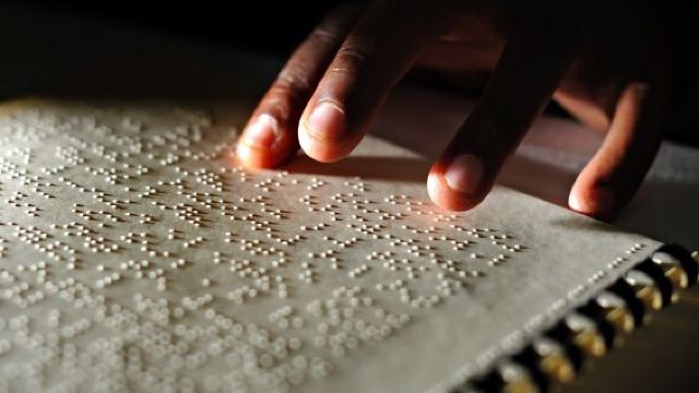 Ziua mondială Braille, marcată în 4 ianuarie pentru a asigura respectarea drepturilor persoanelor cu deficienţe de vedere